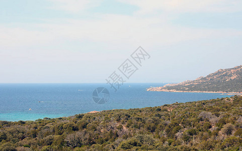 与海湾和小山的大海的全景图片