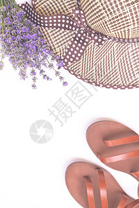 紫色薰衣草花束女式夏季草帽和皮革凉鞋图片