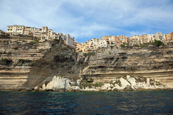 科西嘉岛博尼法西奥的房屋在悬崖和海面上的景象图片