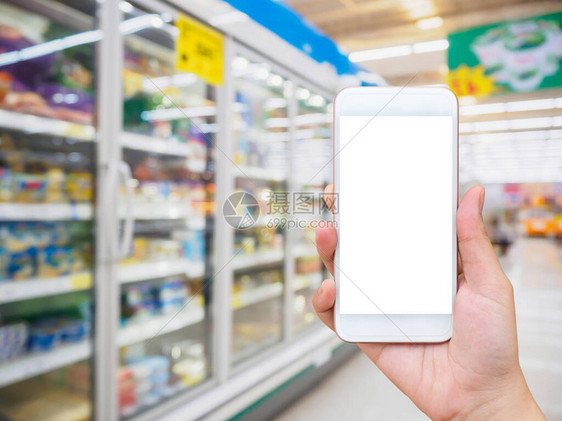 妇女在超市购物时拥有手机在超市购物时图片