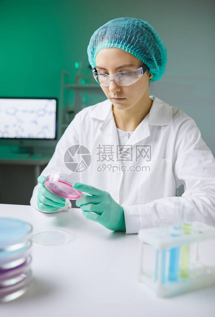 在实验室进行医学研究时高清图片下载-正版图片504014207-摄图网