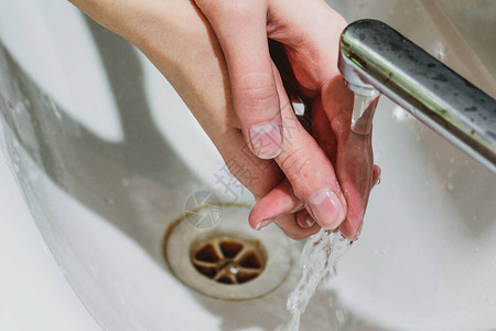 女孩用抗菌肥皂洗手图片