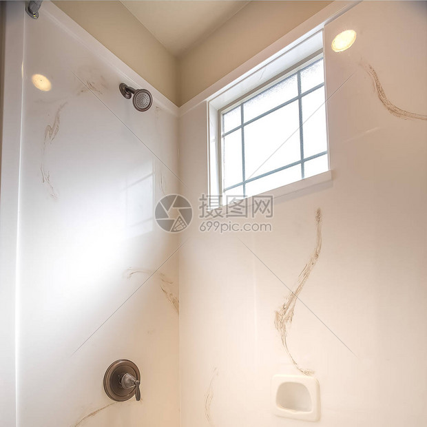 方形框架闪亮的浴缸和淋浴间位于带白墙的住宅的浴室内在这个房间里还可以看到小窗户肥皂盘和图片