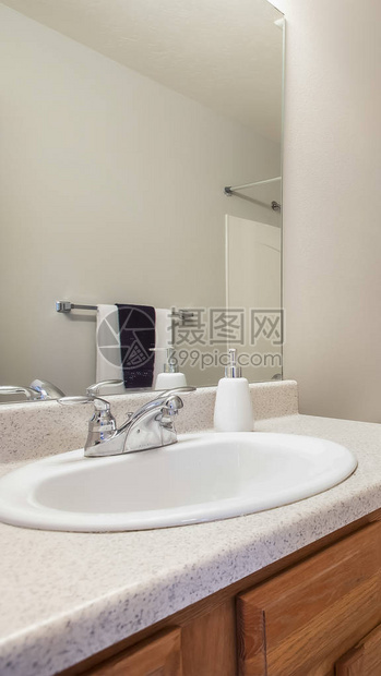 垂直的小浴室内部有一个梳妆台和马桶靠在白墙上浴缸和淋浴区有一个几何设图片