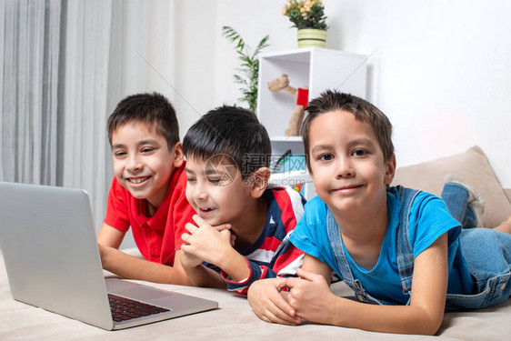 三个兄弟或朋友一起在笔记本电脑上浏览内衣图片