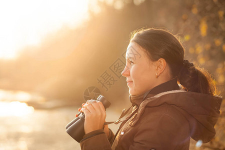 青春女子在大湖周围照顾动图片