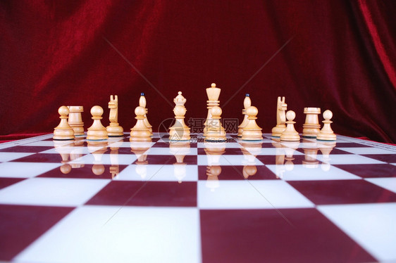 棋盘上的棋子红色背景图片