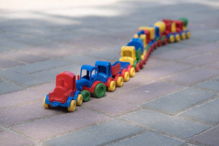 一辆多色玩具火车图片