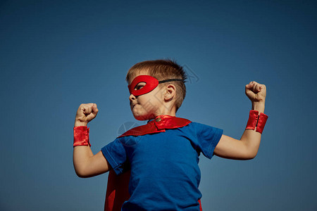 穿着红色雨衣的超级英雄孩子男孩超英雄概念Insta图片