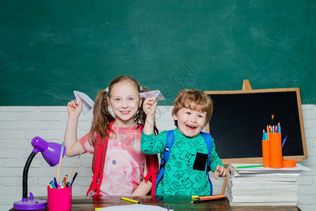 回到学校和快乐的时光小准备学习可爱的学龄前小男孩和小女孩在教室里图片