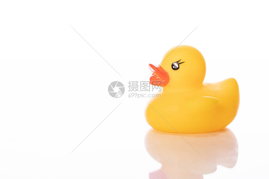 一只在白色背景上被孤立的小型橡皮鸭duck浴玩具用于婴儿淋浴儿童快图片