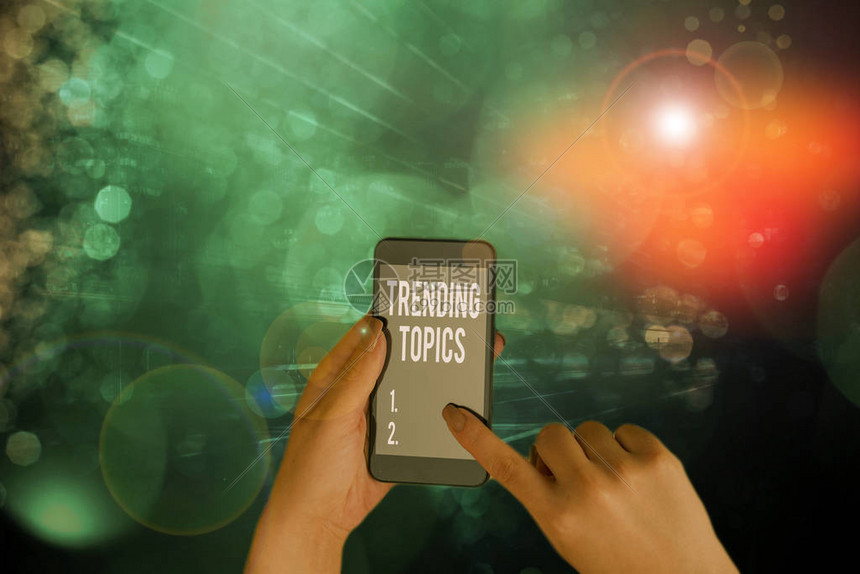 社交媒体上76人粉丝争论休赛期是否应交易选秀权补强即战力