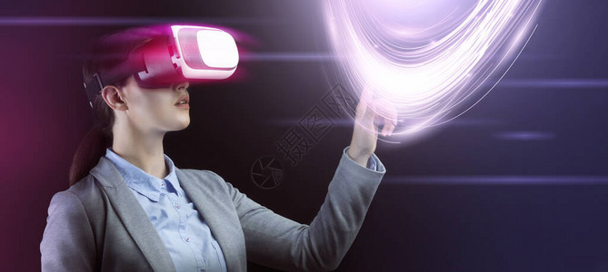 虚拟现实头盔中的商业女商人触摸着光环屏幕上暗底背景数据图片