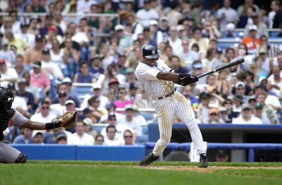 纽约洋基队在常规赛期间的比赛动作中的伯尼威廉姆斯外野手伯尼威廉姆斯前职业棒球员和音乐家他在纽约洋基队打了16图片