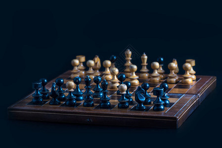 木板上的老象棋数字度假和娱乐的职业背景图片