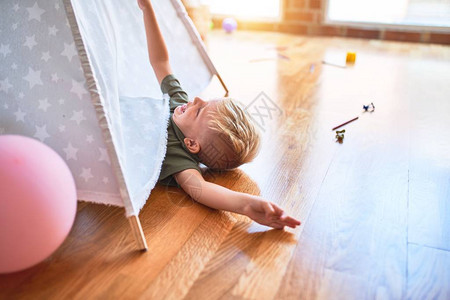 幼稚的caucasian小孩在teepe的幼儿园里玩耍图片