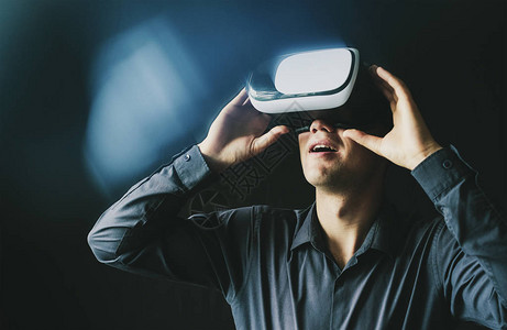 有虚拟眼镜的年轻人欣赏虚拟现实图片
