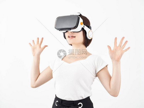 一位穿着VR头挂在白色背景上展图片