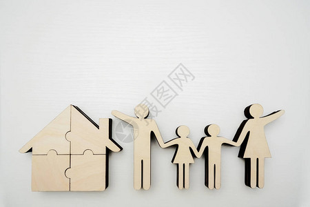 木板标志全家和房屋由木头四拼图图片