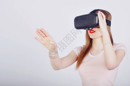 白色背景的女孩扮演虚拟现实的角色游戏和电影图片