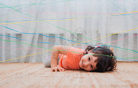 小女孩爬过绳网图片
