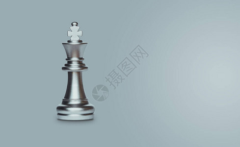 象棋王孤立在灰色背景上有剪切路图片