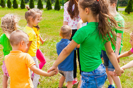 儿童手握围着圈子站着夏季日图片
