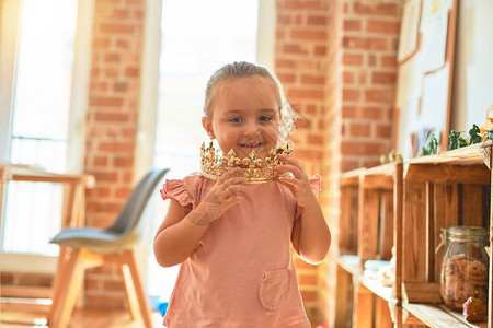 带着公主王冠在幼儿园站立的美丽金发小图片