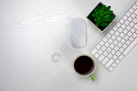 一杯咖啡和带鼠标的无线键盘图片