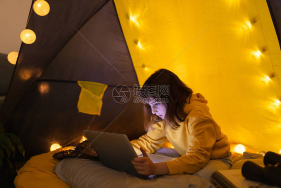 小11岁女孩在客厅内自制帐篷下使图片