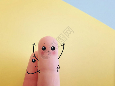 两根手指被装饰成两个人其中一图片