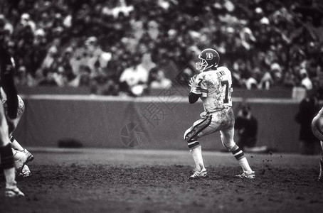 丹佛野马队的约翰艾尔威四分卫在常规赛NFL比赛中的比赛动作约翰艾尔威图片