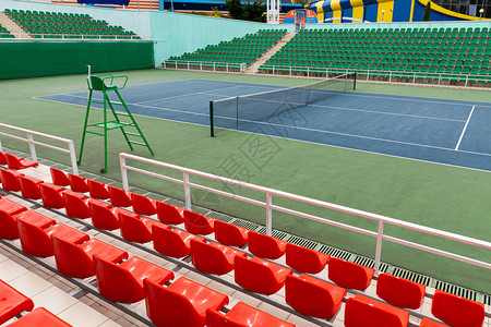 在场或表演场地设有多排观众座位和网球场的场图片