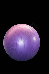 大型紫色健身球通过剪切垂直框架在黑图片
