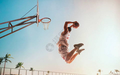 篮球运动员参加街球比赛图片