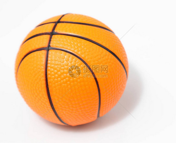 在平原背景的一个篮球图片