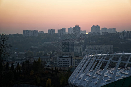 体育场建筑在城市背景上对体育场屋顶的空中观察足球图片