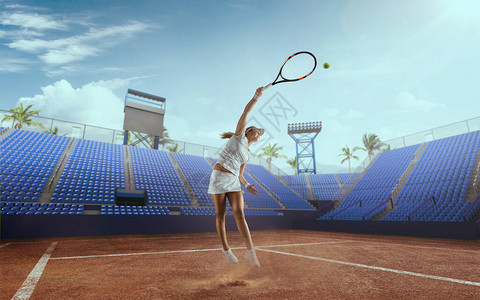 打网球的年轻女孩图片