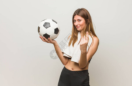 年轻健美的俄罗斯女人邀请来参加足球赛还图片