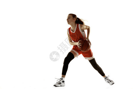 年轻的高加索女篮球运动员在行动中图片