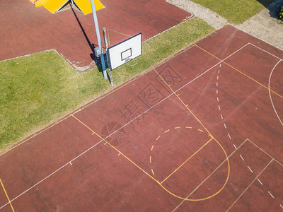红色足球和篮球场的鸟瞰图背景图片