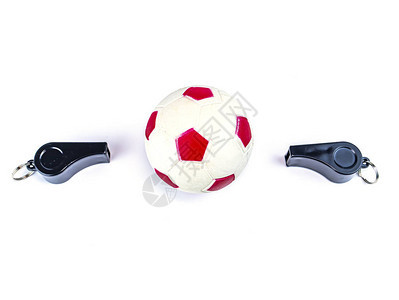 足球和一名足球裁判员的哨子在白色背景足球锦标赛世界欧洲裁判背景图片