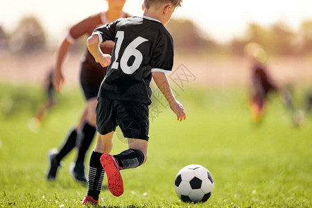足球俱乐部的孩子们学童体育夏令营初级运动员的夏季体育活动男孩图片