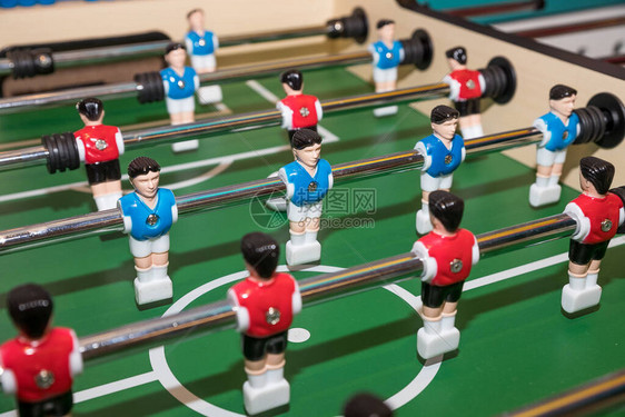 表足球或足球踢游戏中的老式福球蓝和红玩家团队图片