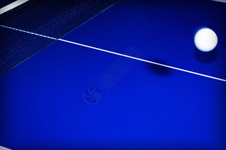 背景与乒乓球在蓝色与白线的桌子上图片