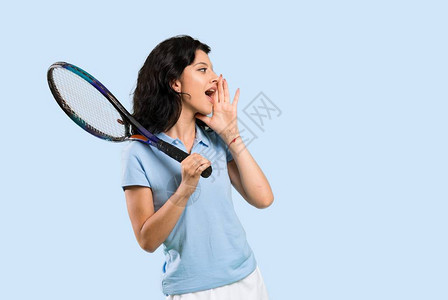 年轻的网球运动员女子在孤立的背景下大喊图片