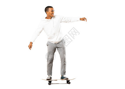 在孤立的白色背景上拍摄非裔美国人滑冰图片