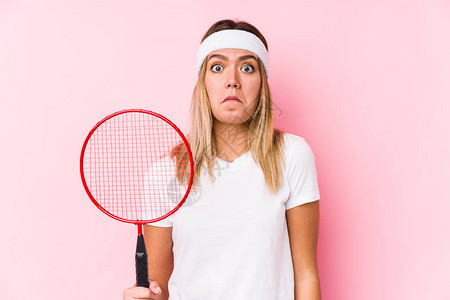 玩羽毛球的年轻女孤立的肩膀和睁开的图片