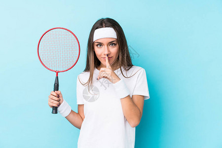 玩羽毛球的年轻文化女孤立地保守秘密或要求保持沉默图片