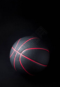 黑色背景上的黑色篮球图片